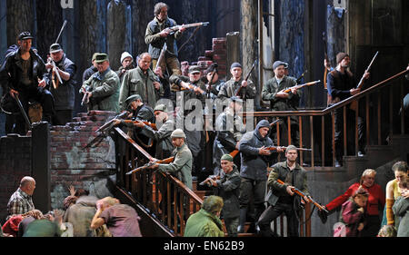 Dresden, Deutschland. 29. April 2015. Das Unternehmen von der Dresdner Staatsoper führt auf der Bühne während der Foto-Proben der neuen Produktion "The Marksman" von Axel Koehler in der Dresdner Semperoper in Dresden, Deutschland, 29. April 2015. Die Neuinszenierung der Oper von Carl Maria von Weber Premieren am 1. Mai 2015. Die Premiere wird live in der Theater-Platz vor der Semperoper übertragen. vor 30 Jahren wurde die Semperoper mit Webers "The Marksman" eingeweiht. Bildnachweis: Dpa picture Alliance/Alamy Live News Stockfoto