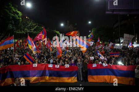 Buenos Aires. 28. April 2015. Mitglieder der armenischen Gemeinschaft, soziale und Organisationen der menschlichen Rechte und politischen Parteien beteiligen sich während eines Marsches vor der Türkei Botschaft in Buenos Aires, Argentinien am 28. April 2015 anlässlich den 100. Jahrestag des Völkermords an den Armeniern. Bildnachweis: Martin Zabala/Xinhua/Alamy Live-Nachrichten Stockfoto