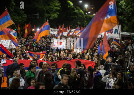 Buenos Aires. 28. April 2015. Mitglieder der armenischen Gemeinschaft, soziale und Organisationen der menschlichen Rechte und politischen Parteien beteiligen sich während eines Marsches vor der Türkei Botschaft in Buenos Aires, Argentinien am 28. April 2015 anlässlich den 100. Jahrestag des Völkermords an den Armeniern. Bildnachweis: Martin Zabala/Xinhua/Alamy Live-Nachrichten Stockfoto