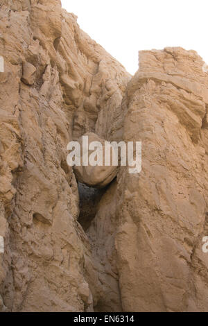 Wüstenlandschaft aus Felsen, Geröll und Spalten im Anza Borrego, California Stockfoto