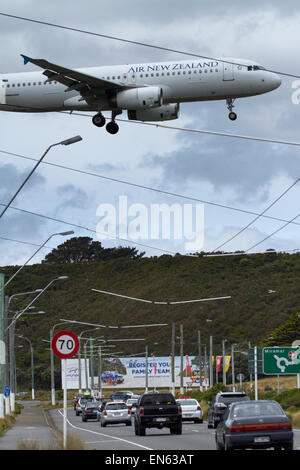 Air New Zealand Airbus A320 Landung am Flughafen Wellington, Wellington, Nordinsel, Neuseeland Stockfoto