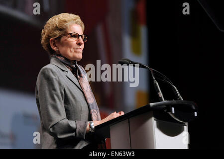 Toronto, Kanada. 27. April 2015. Ontario Premier Kathleen Wynne spricht bei der Eröffnungsrede Keynote während der Entdeckung 2015-Konferenz. Stockfoto