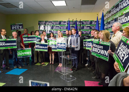 Calgary, Kanada. 28 Apr, 2015. Alberta Wildrose Partei Führer Brian Jean kündigt eine Kampagne Plattform als Kandidaten aus verschiedenen Ridings in Calgary, Kanada, am Dienstag, 28. April 2015. Die provinzielle Wahl ist für den 5. Mai 2015 geplant. Credit: Gudrun Schulze Ebbinghoff/Alamy leben Nachrichten Stockfoto