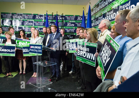 Calgary, Kanada. 28 Apr, 2015. Alberta Wildrose Partei Führer Brian Jean kündigt eine Kampagne Plattform als Kandidaten aus verschiedenen Ridings in Calgary, Kanada, am Dienstag, 28. April 2015. Die provinzielle Wahl ist für den 5. Mai 2015 geplant. Credit: Gudrun Schulze Ebbinghoff/Alamy leben Nachrichten Stockfoto