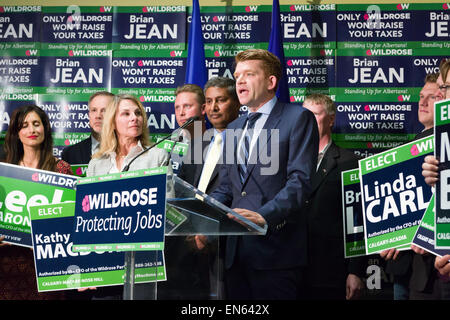 Calgary, Kanada. 28 Apr, 2015. Alberta Wildrose Partei Führer Brian Jean kündigt eine Kampagne Plattform als Kandidaten aus verschiedenen Ridings in Calgary, Kanada, am Dienstag, 28. April 2015. Die provinzielle Wahl ist für den 5. Mai 2015 geplant. Credit: Gudrun Schulze Ebbinghoff/Alamy leben Nachrichten Stockfoto