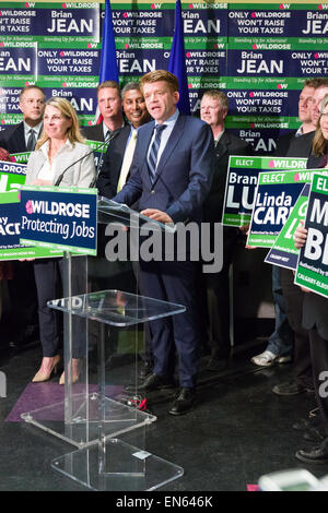 Calgary, Kanada. 28 Apr, 2015. Alberta Wildrose Partei Führer Brian Jean kündigt eine Kampagne Plattform als Kandidaten aus verschiedenen Ridings in Calgary, Kanada, am Dienstag, 28. April 2015. Die provinzielle Wahl ist für den 5. Mai 2015 geplant. Credit: Gudrun Schulze Ebbinghoff/Alamy leben Nachrichten Stockfoto