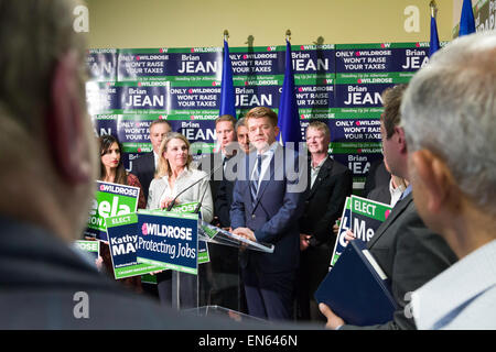 Calgary, Kanada. 28 Apr, 2015. Alberta Wildrose Partei Führer Brian Jean kündigt eine Kampagne Plattform als Kandidaten aus verschiedenen Ridings in Calgary, Kanada, am Dienstag, 28. April 2015. Die provinzielle Wahl ist für den 5. Mai 2015 geplant. Credit: Gudrun Schulze Ebbinghoff/Alamy leben Nachrichten Stockfoto