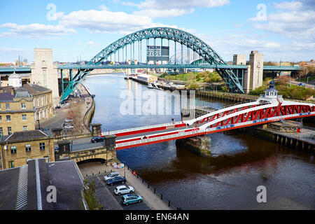 Fluß Tyne aus die High Level Bridge im Vordergrund ist die Drehbrücke, die Tyne-Brücke an der Rückseite Newcastle Upon Tyne UK Stockfoto