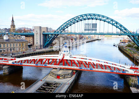 Fluß Tyne aus die High Level Bridge im Vordergrund ist die Drehbrücke, die Tyne-Brücke an der Rückseite Newcastle Upon Tyne UK Stockfoto