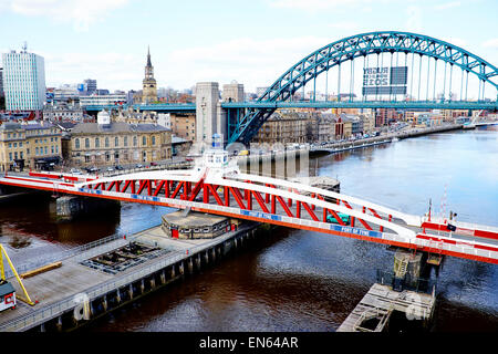 Fluß Tyne aus die High Level Bridge im Vordergrund ist die Drehbrücke, die Tyne-Brücke an der Rückseite Newcastle Upon Tyne UK Stockfoto