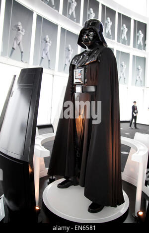 Tokio, Japan. 28. April 2015. Eine Größe Statue von Darth Vader auf dem Display während der Ausstellung Star Wars Vision in Tokyo City View Sky Gallery in Roppongi Hills am 28. April 2015, Tokio, Japan. Die Ausstellung gliedert sich in sechs Themenbereiche (Original, Kraft, Kampf, Saga, Galaxy und Droid) befindet sich in verschiedenen Hallen, und Besucher können Modelle der Schlacht Raumschiffe, lebensgroße Statuen der Hauptfiguren und Jedi Waffen aus den Filmen sehen. Bildnachweis: Aflo Co. Ltd./Alamy Live-Nachrichten Stockfoto