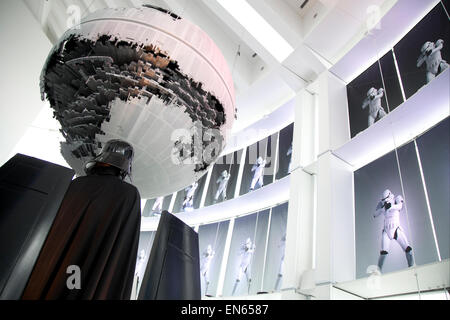 Tokio, Japan. 28. April 2015. Eine Größe Statue von Darth Vader auf dem Display am Eingang der Ausstellung Star Wars Vision in Tokyo City View Sky Gallery in Roppongi Hills am 28. April 2015, Tokio, Japan. Die Ausstellung gliedert sich in sechs Themenbereiche (Original, Kraft, Kampf, Saga, Galaxy und Droid) befindet sich in verschiedenen Hallen, und Besucher können Modelle der Schlacht Raumschiffe, lebensgroße Statuen der Hauptfiguren und Jedi Waffen aus den Filmen sehen. Bildnachweis: Aflo Co. Ltd./Alamy Live-Nachrichten Stockfoto