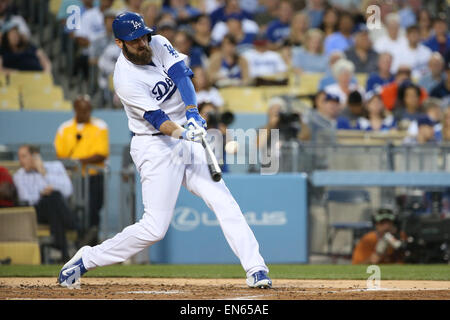 Los Angeles, Kalifornien, USA. 28. April 2015. Los Angeles Dodgers linker Feldspieler Scott Van Slyke #33 singles für die Dodgers im Spiel zwischen den San Francisco Giants und den Los Angeles Dodgers, Dodger Stadium in Los Angeles, CA-Credit: Cal Sport Media/Alamy Live News Stockfoto
