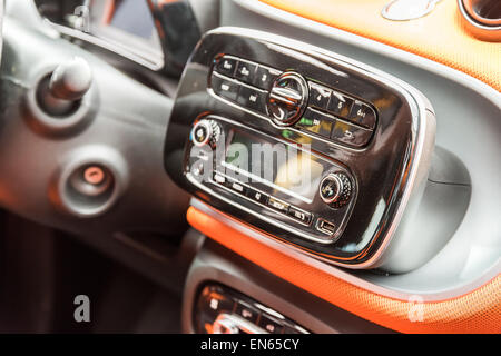 Auto-Stereo-Audio-System-Frontplatte Stockfoto