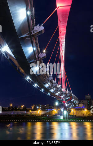 Beleuchteten Rainbow Bridge in Taipei, Taiwan, Ansicht von unten in der Nacht. Stockfoto