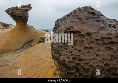 Nahaufnahme eines bizarren Pilzes geformten Felsen an der Yeliu (Yehliu) Geopark in Taiwan. Stockfoto