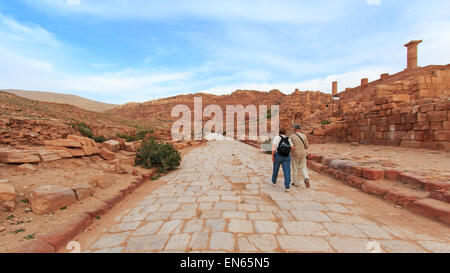 Petra, Jordanien - 26. März 2015: Touristische Erkundung der Ruinen der antiken Petra, Jordanien Stockfoto