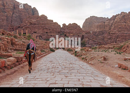 Petra, Jordanien - 26. März 2015: Touristische Erkundung der Ruinen der antiken Petra, Jordanien Stockfoto