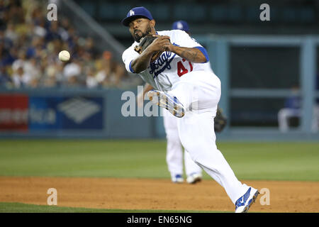 Los Angeles, Kalifornien, USA. 28. April 2015. Los Angeles Dodgers zweiter Basisspieler Howie Kendrick #47 macht einen Sprung zu werfen, um als erster die Runnerngel PaganSan Francisco Giants und die Los Angeles Dodgers, Dodger Stadium in Los Angeles, CA Kredit bekommen: Cal Sport Media/Alamy Live News Stockfoto