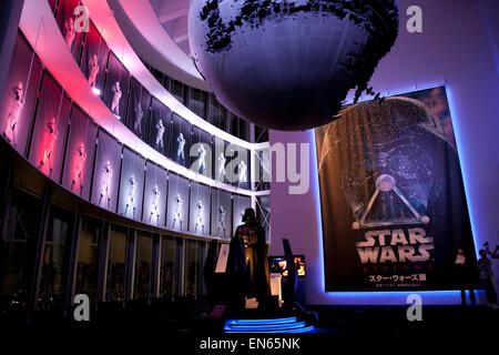 Tokio, Japan. 28. April 2015. Eine Größe Statue von Darth Vader auf dem Display am Eingang der Ausstellung Star Wars Vision in Tokyo City View Sky Gallery in Roppongi Hills am 28. April 2015, Tokio, Japan. Die Ausstellung gliedert sich in sechs Themenbereiche (Original, Kraft, Kampf, Saga, Galaxy und Droid) befindet sich in verschiedenen Hallen, und Besucher können Modelle der Schlacht Raumschiffe, lebensgroße Statuen der Hauptfiguren und Jedi Waffen aus den Filmen sehen. Bildnachweis: Aflo Co. Ltd./Alamy Live-Nachrichten Stockfoto