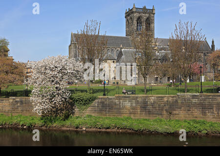 Paisley Abbey ist ein ehemaliges Kloster Cluniac und aktuelle Kirche von Schottland evangelischen Pfarrei Kirk auf der White River Cart Stockfoto