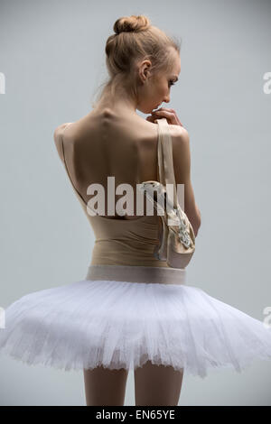 Porträt der jungen Ballerina in weißen tutu Stockfoto