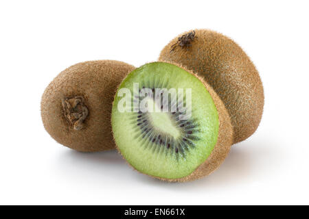 Gruppe besteht aus drei Kiwi, von denen in zwei Hälften, auf weiß geschnitten. Stockfoto