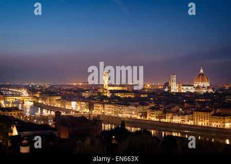 Florenz bei Nacht mit Ponte Vecchio, Dom und Palazzo Vecchio, Toskana, Italien. Stockfoto