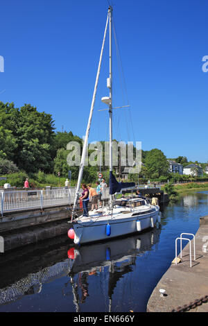 Yacht nähert sich eine Sperre auf dem Crinan Kanal bei Ardrishaig in Argyll, Schottland Stockfoto