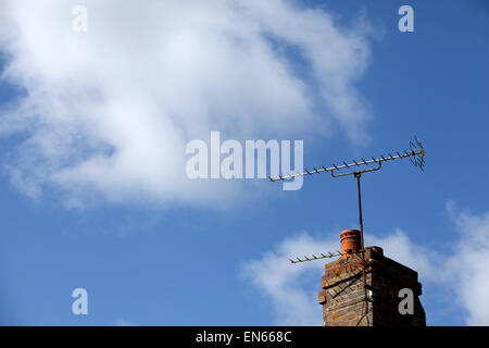 TV Antenne auf einem Schornstein vor blauem Himmel Stockfoto