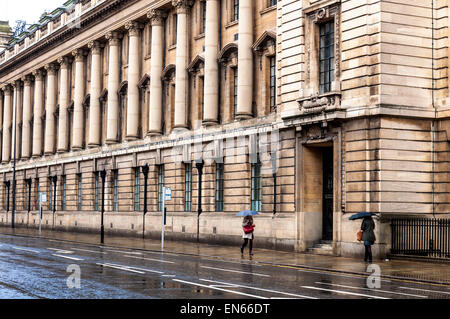 Kingston upon Hull, East Yorkshire, UK. 29. April 2015. Großbritannien Wetter. Nass, kalt und windig Start in den Tag, gehen Menschen arbeiten hinter dem Rathaus. Foto: Credit: Richard Wayman/Alamy Live-Nachrichten Stockfoto