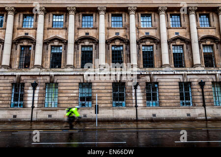 Kingston upon Hull, East Yorkshire, UK. 29. April 2015. Großbritannien Wetter. Nass, kalt und windig Start in den Tag, fährt ein Radfahrer vorbei an der City Hall zu arbeiten. Foto: Credit: Richard Wayman/Alamy Live-Nachrichten Stockfoto