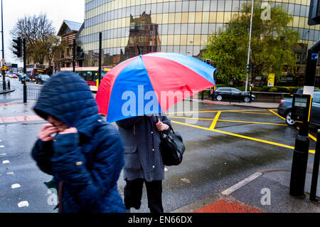 Kingston upon Hull, East Yorkshire, UK. 29. April 2015. Großbritannien Wetter. Nass, kalt und windig Start in den Tag, Foto: Credit: Richard Wayman/Alamy Live News Stockfoto