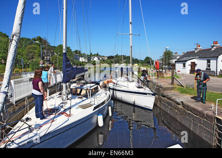 Yacht, geleitet von der Schleusenwärter in Schloss 4 an die Ardrishaig Drehbrücke über den Crinan Canal in Argyllshire Schottland Stockfoto