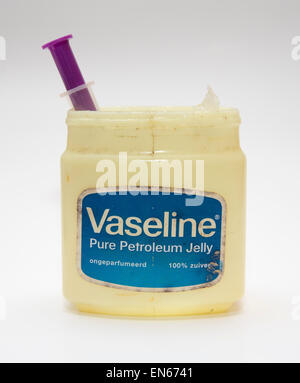 Wanne mit Vaseline Vaseline mit einer Spritze, isoliert auf weißem Hintergrund. Stockfoto