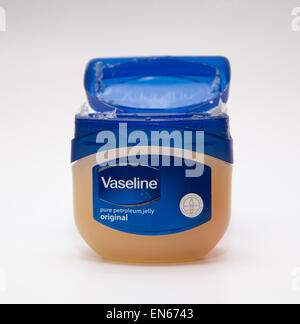 Wanne mit Vaseline Vaseline, isoliert auf weißem Hintergrund. Stockfoto