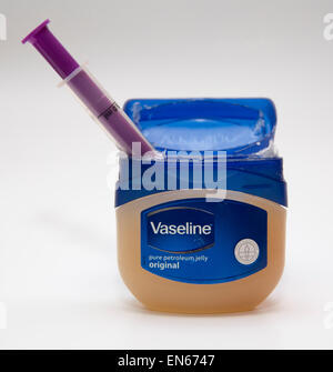 Wanne mit Vaseline Vaseline mit einer Spritze, isoliert auf weißem Hintergrund. Stockfoto