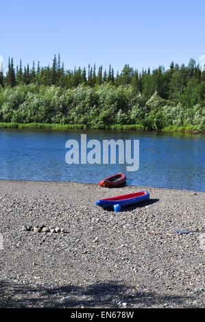 Touristenboot am Ufer von einem Bergfluss. Polaren Ural, Republik Komi, Russland. Stockfoto