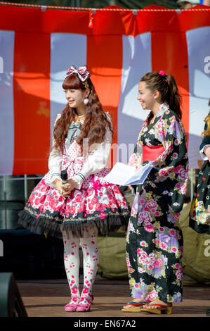 Eine Show der Kawaii Gothic Mode (ein Zweig der Gothic Lolita) bei einem Japan / japanische Festival. Japanische Mode, Kleid, Kleider, Stil, ungewöhnliche Kleidung Stockfoto