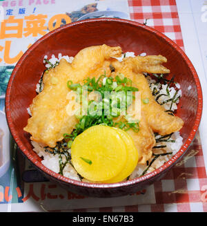 Fugu Sehne (Fugu-Tempura auf Reis). Fugu (Kugelfisch) ist bekannt für seine giftigen Potenzial. Japan; Japanisches Essen; Mahlzeit; Gericht Stockfoto