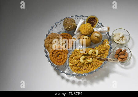 Shankarpali, Chakali, Laddu, Chivda, Namkeen und Anarsa. Typische Diwali Snack-Artikel, Maharashtra, Indien. Stockfoto