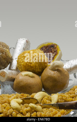 Shankarpali, Chakali, Laddu, Chivda, Namkeen und Anarsa. Typische Diwali Snack-Artikel, Maharashtra, Indien. Stockfoto