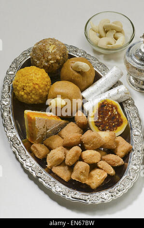 Shankarpali, Chakali, Laddu, Chivda, Namkeen und Anarsa. Typische Diwali Snack Artikel, Maharashtra, Indien Stockfoto