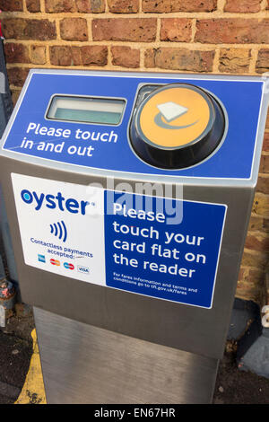 Oyster Card und kontaktlosen Kartenleser an einem Bahnhof, UK Stockfoto