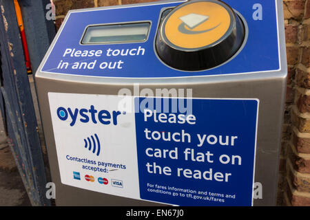 Oyster Card und kontaktlosen Kartenleser an einem Bahnhof, UK Stockfoto