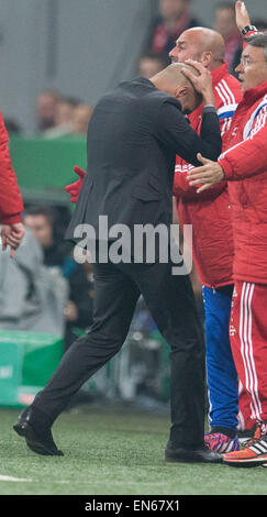 München, Deutschland. 28. April 2015. Trainer Josep GUARDIOLA (FC Bayern) Reklamiert Handspiel Fussball DFB-Pokal Halbfinale: FC Bayern München - Borussia Dortmund, München, 28.04.2015 - Fußball, Fußball-DFB-Pokal-Runde 4: Bayern München vs Borussia Dortmund, München, 28. April 2015. Bildnachweis: Dpa picture Alliance/Alamy Live News Stockfoto