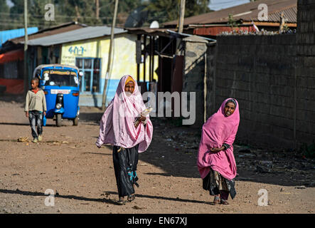 Muslimische Mädchen auf dem Weg zur Schule am Morgen, goba, Bale, oromiya, Äthiopien Stockfoto