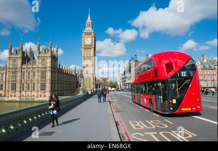 LONDON, UK - 27. April 2015: Moderne Doppeldeckerbus fährt Fußgänger zu Fuß vor der Big Ben und die Houses of Parliament. Stockfoto