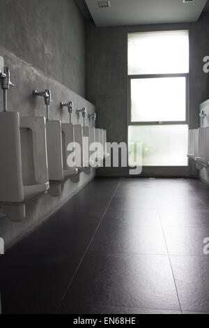 öffentliche Toilette - Urinale in Folge Stockfoto