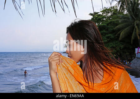 Junge Frau, Blick auf das Meer auf den Philippinen Stockfoto